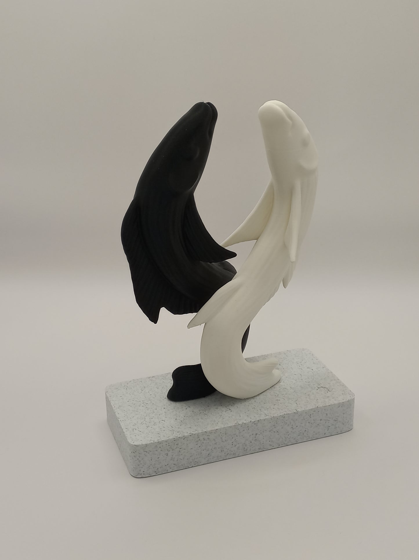 "Yin & Yang Koi" – Symbolisch Beeld in Zwart & Wit
