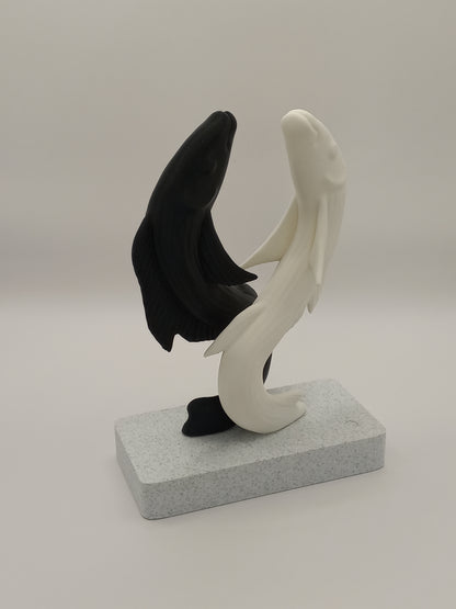 "Yin & Yang Koi" – Symbolisch Beeld in Zwart & Wit