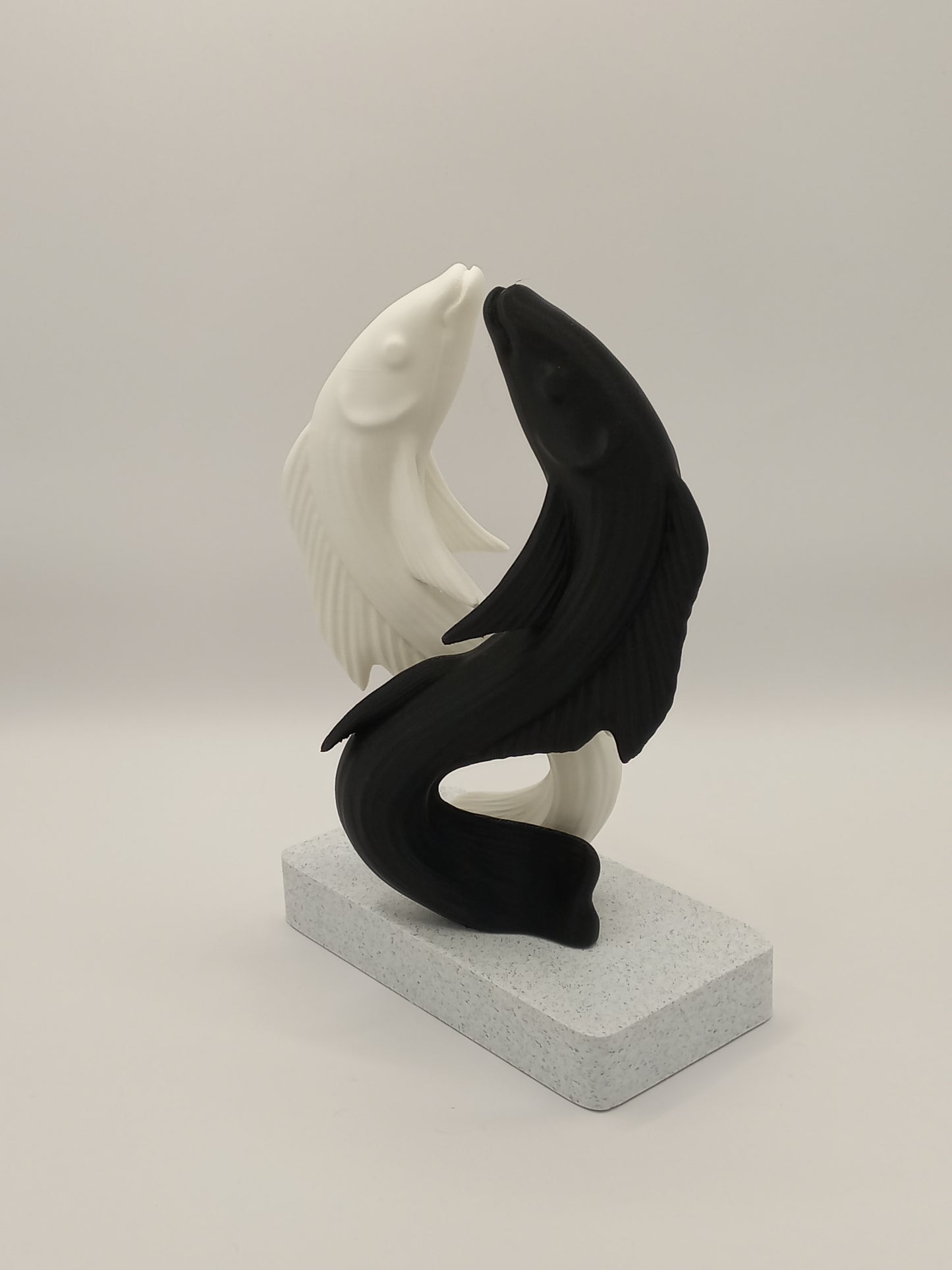 "Yin & Yang Koi" – Symbolisch Beeld in Zwart & Wit